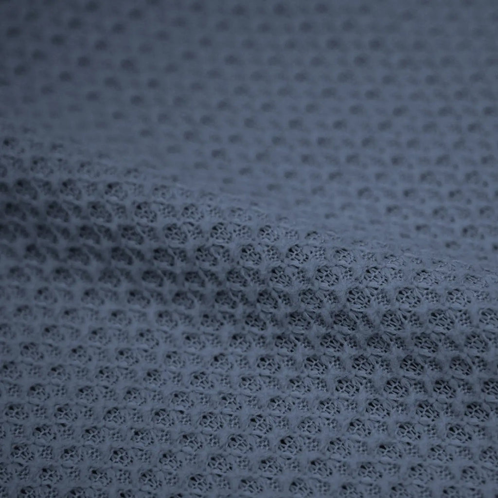 Atlas 保暖中層衣細節近拍，布料結構類似 Alpha Direct 但更具延展性