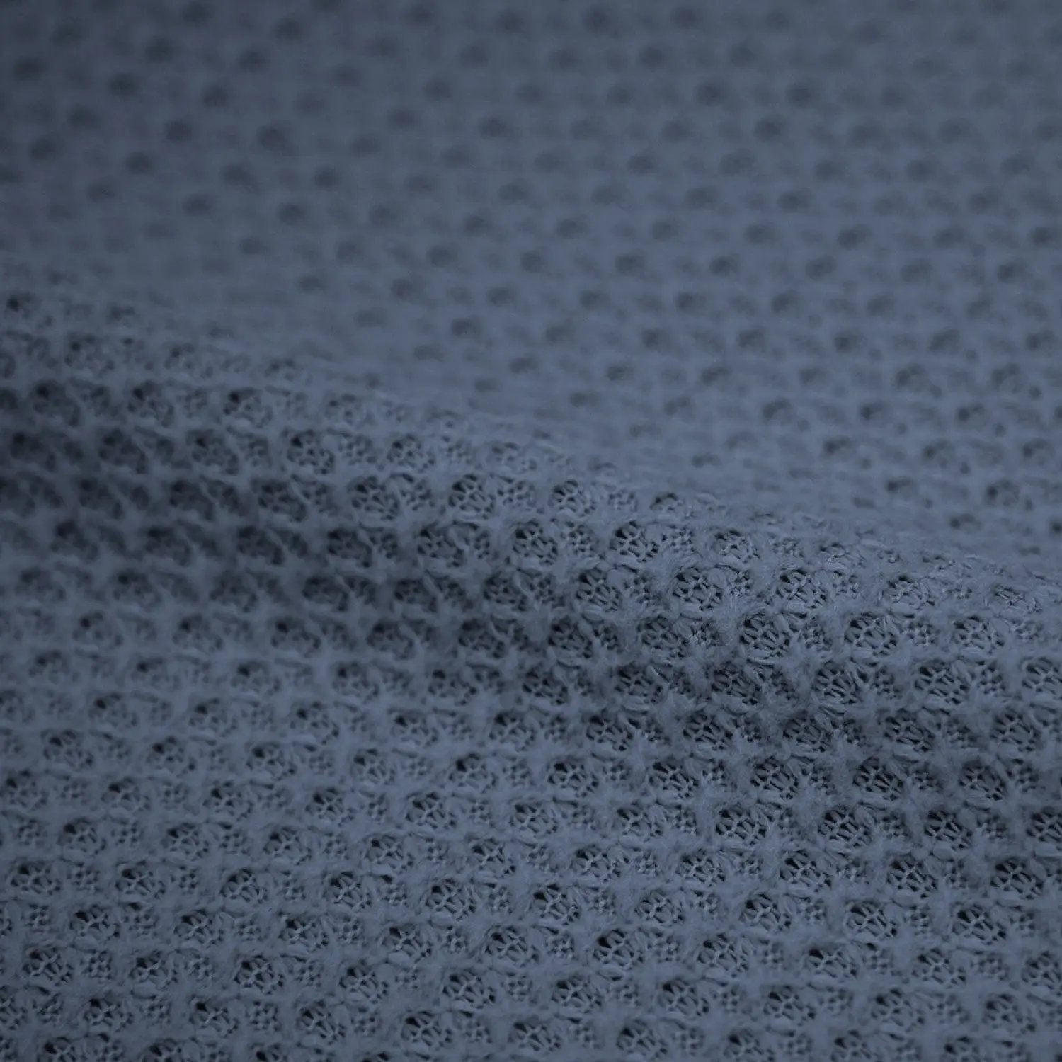 Atlas 保暖中層衣細節近拍，布料結構類似 Alpha Direct 但更具延展性