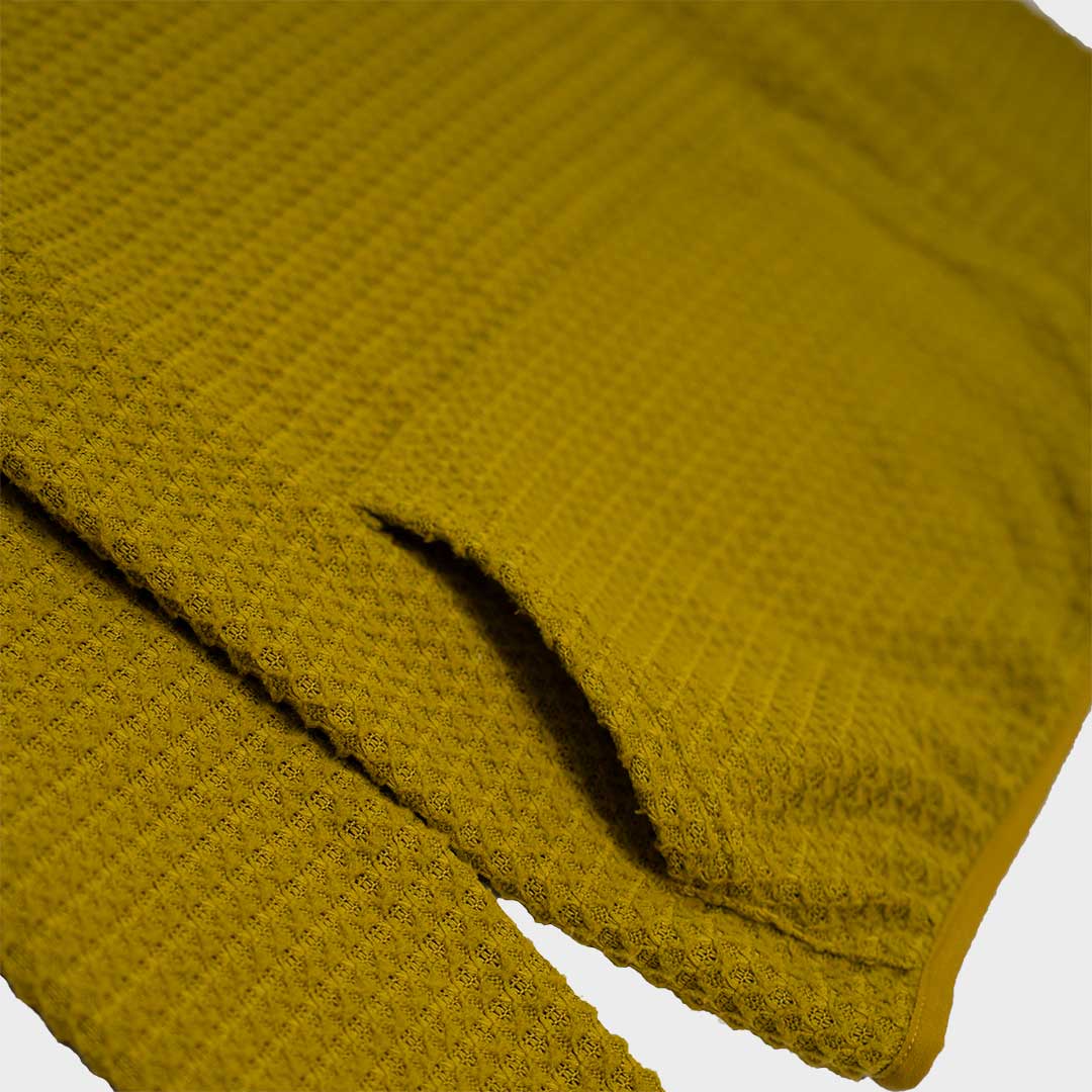 Atlas 保暖中層衣細節近拍，布料結構類似 Alpha Direct 但更具延展性