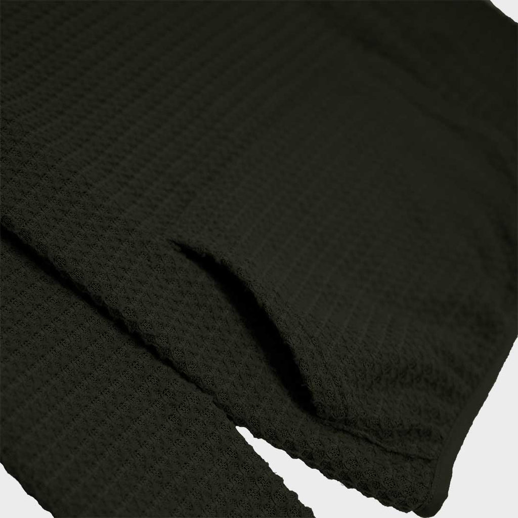 Atlas 保暖中層衣細節近拍，布料結構類似 Alpha Direct 但更具延展性