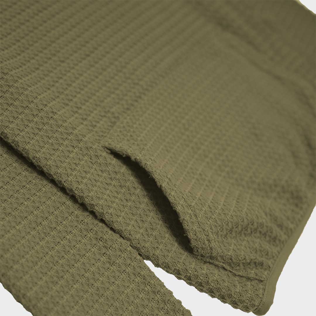 Atlas 保暖中層衣細節近拍，布料結構類似 Alpha Direct 但更具延展性