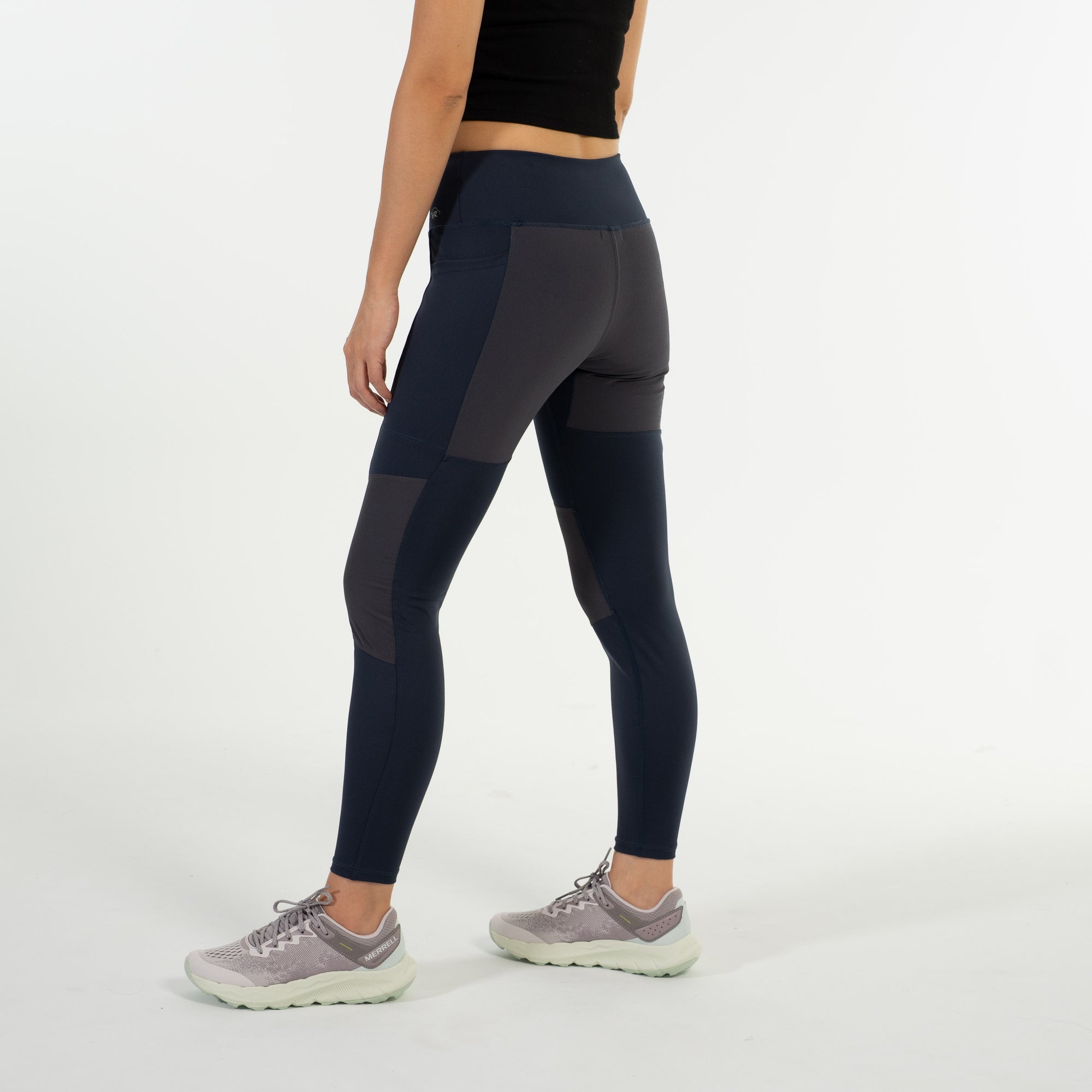 女模特穿著 Scrambler Leggings－ 登山緊身褲