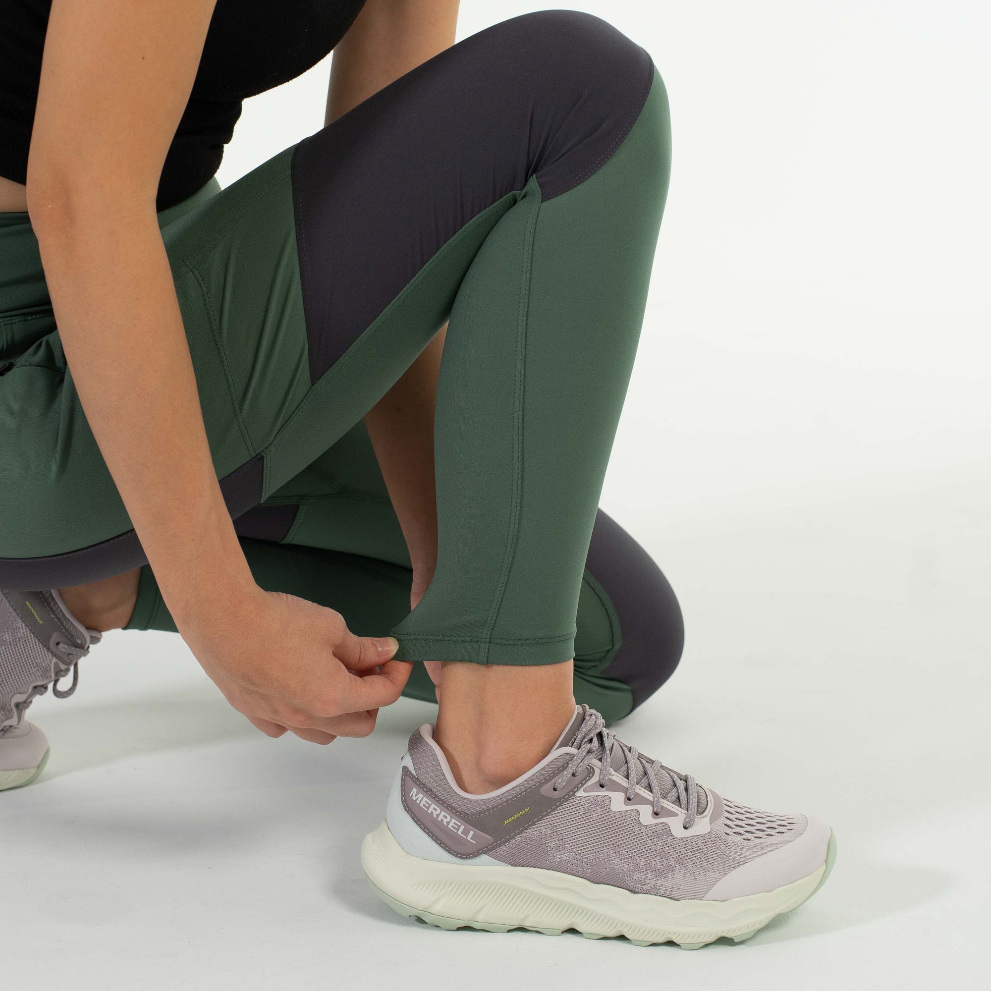 女模特穿著 Scrambler Leggings－ 登山緊身褲