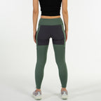 女模特穿著 Scrambler Leggings－ 登山緊身褲