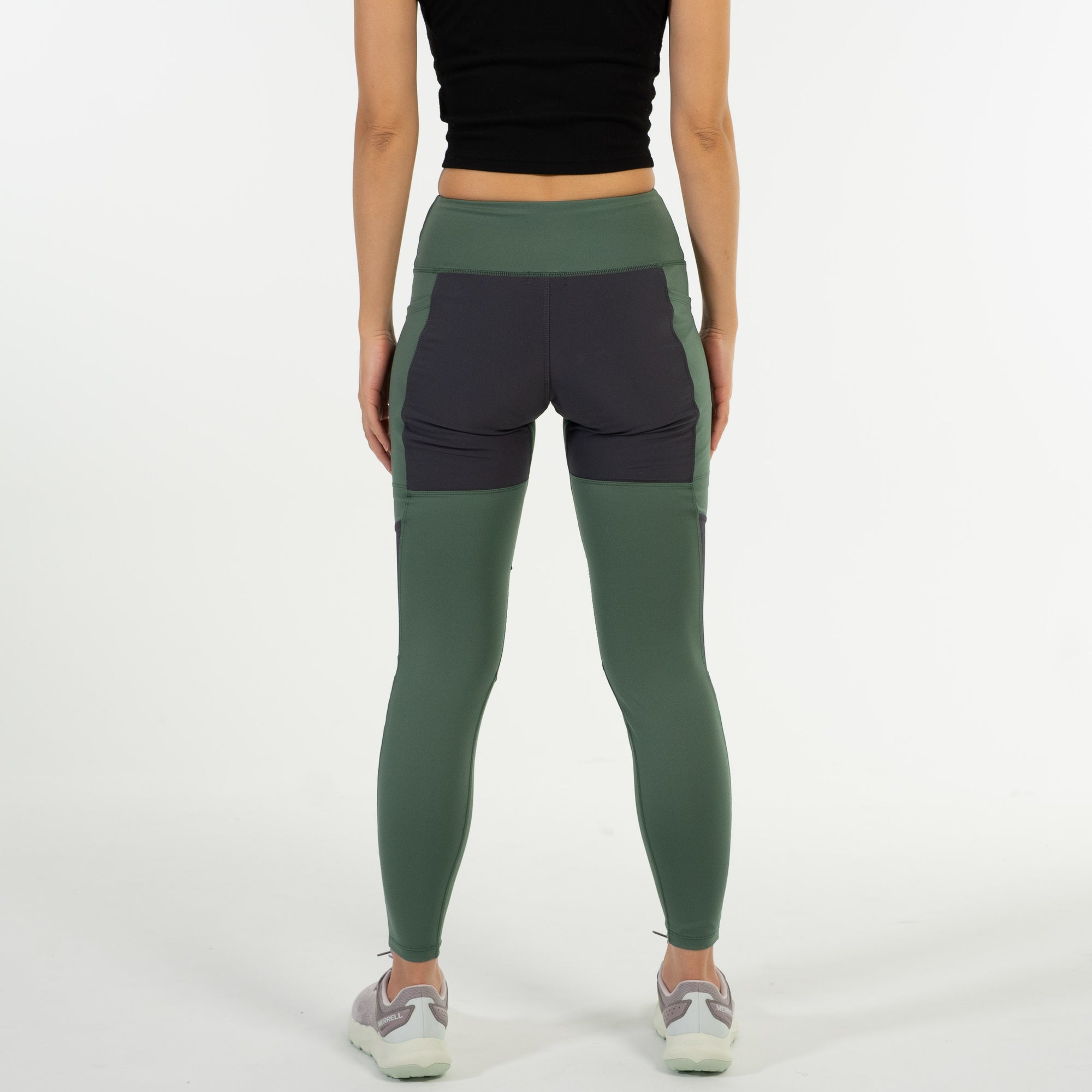 女模特穿著 Scrambler Leggings－ 登山緊身褲
