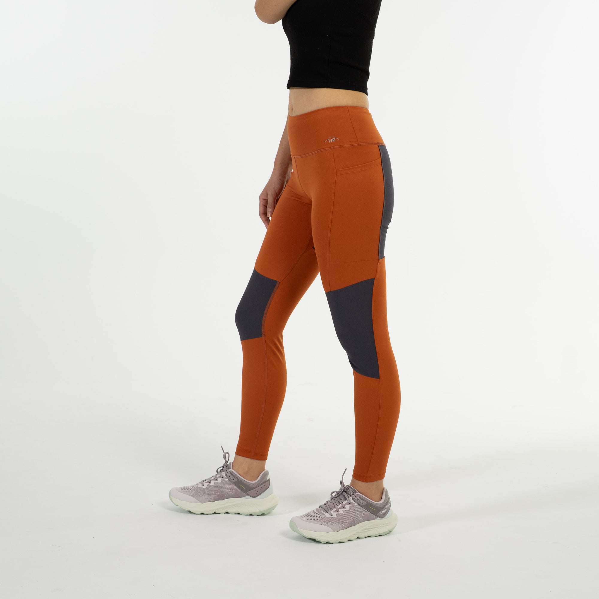 女模特穿著 Scrambler Leggings－ 登山緊身褲