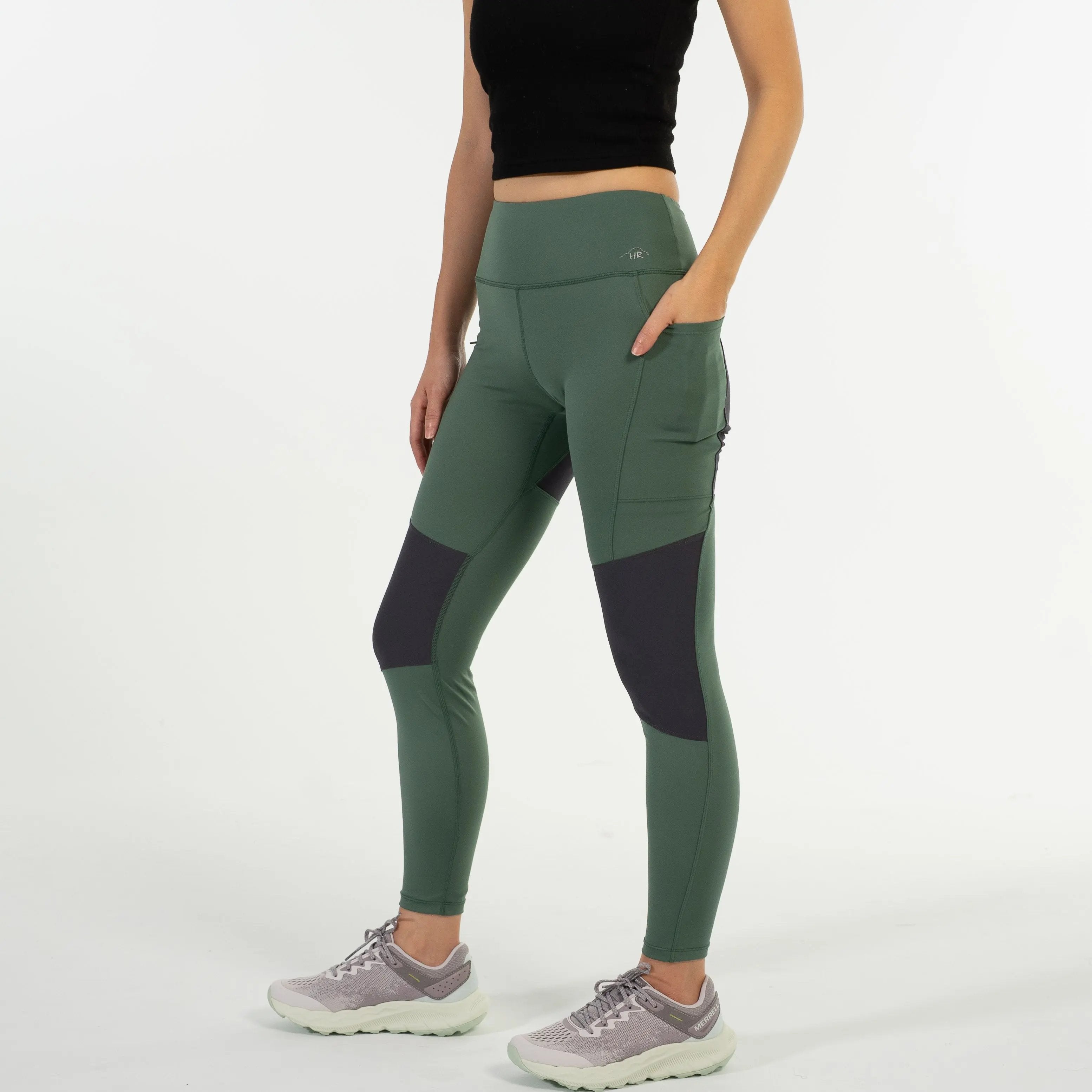 女模特穿著 Scrambler Leggings－ 登山緊身褲