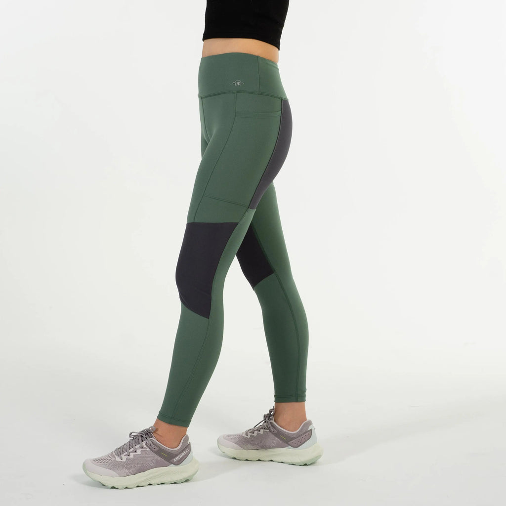 女模特穿著 Scrambler Leggings－ 登山緊身褲