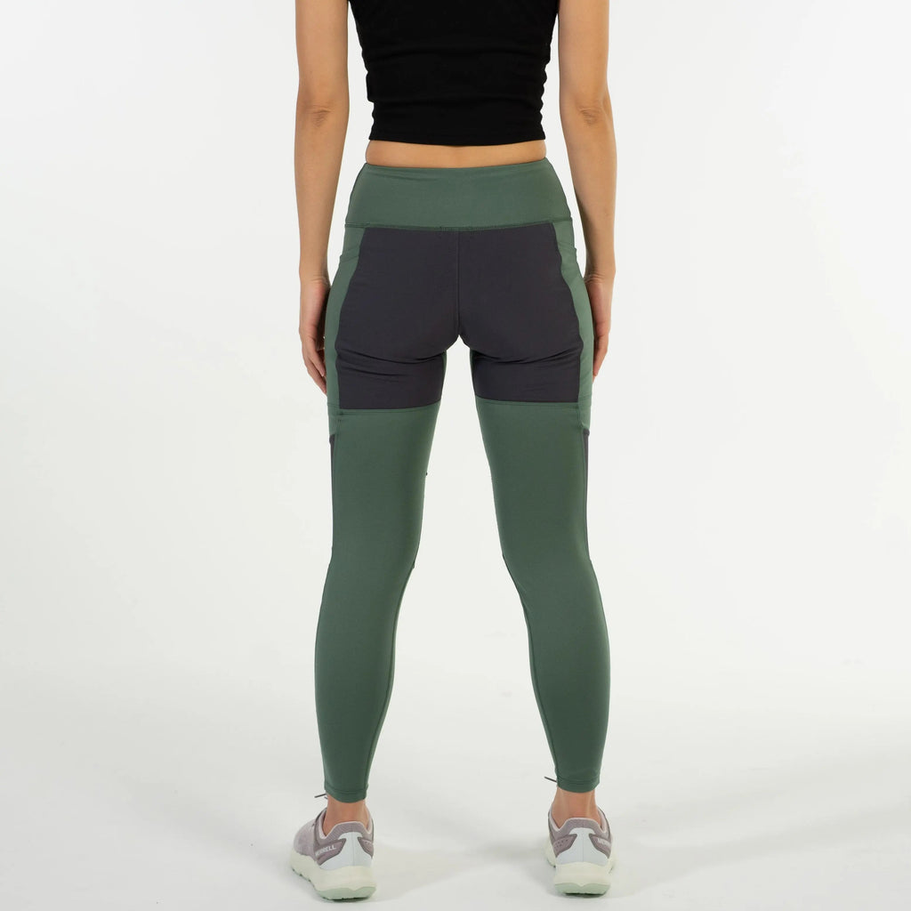 女模特穿著 Scrambler Leggings－ 登山緊身褲