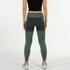 女模特穿著 Scrambler Leggings－ 登山緊身褲