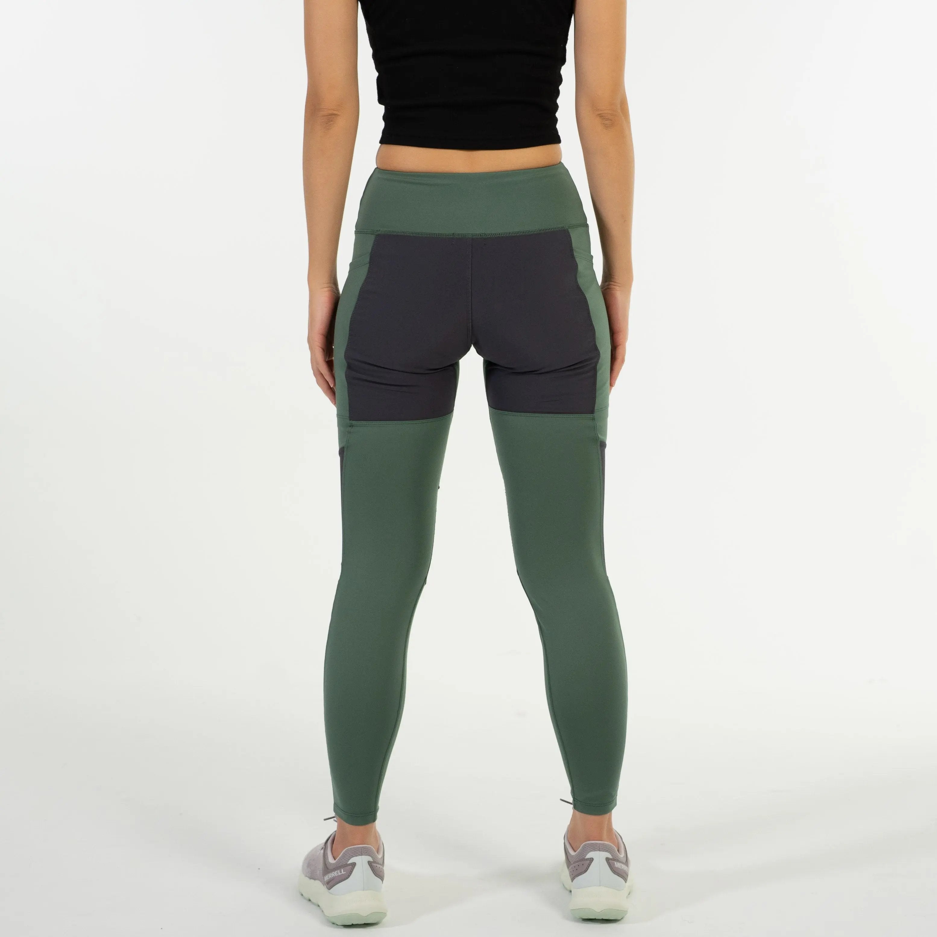 女模特穿著 Scrambler Leggings－ 登山緊身褲