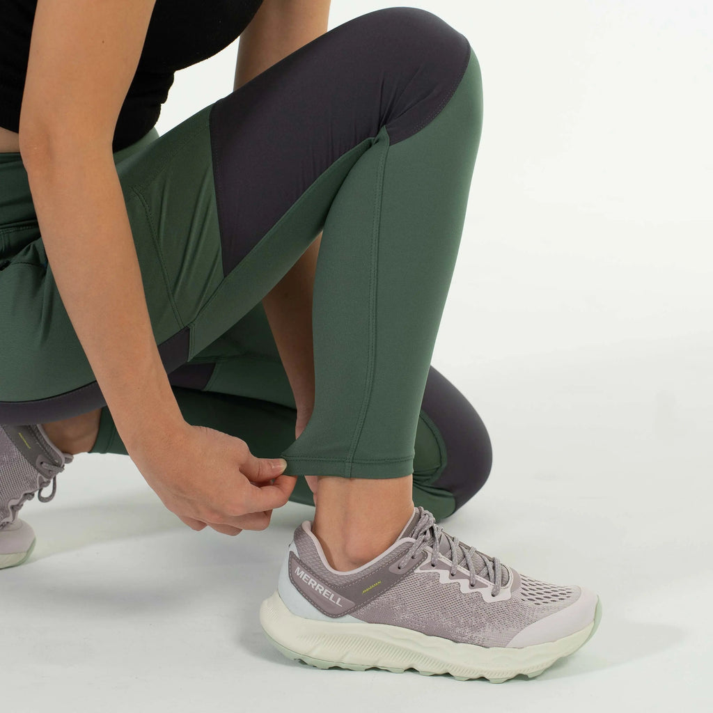 女模特穿著 Scrambler Leggings－ 登山緊身褲