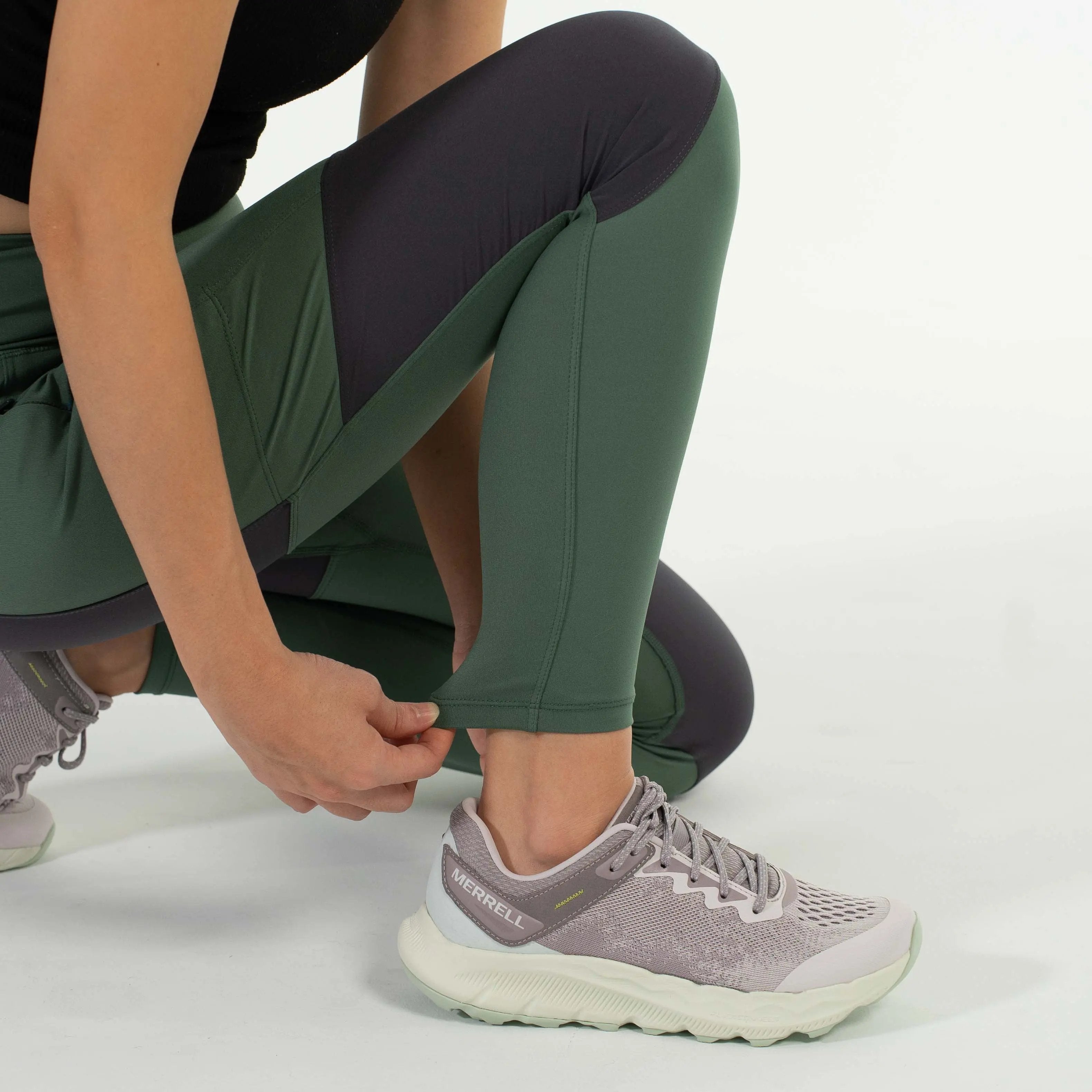 女模特穿著 Scrambler Leggings－ 登山緊身褲