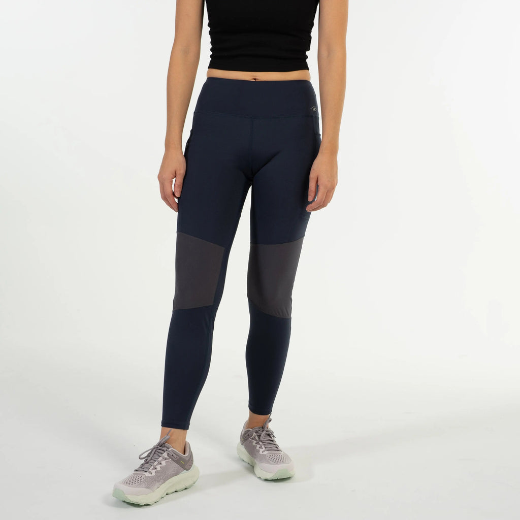 女模特穿著 Scrambler Leggings－ 登山緊身褲
