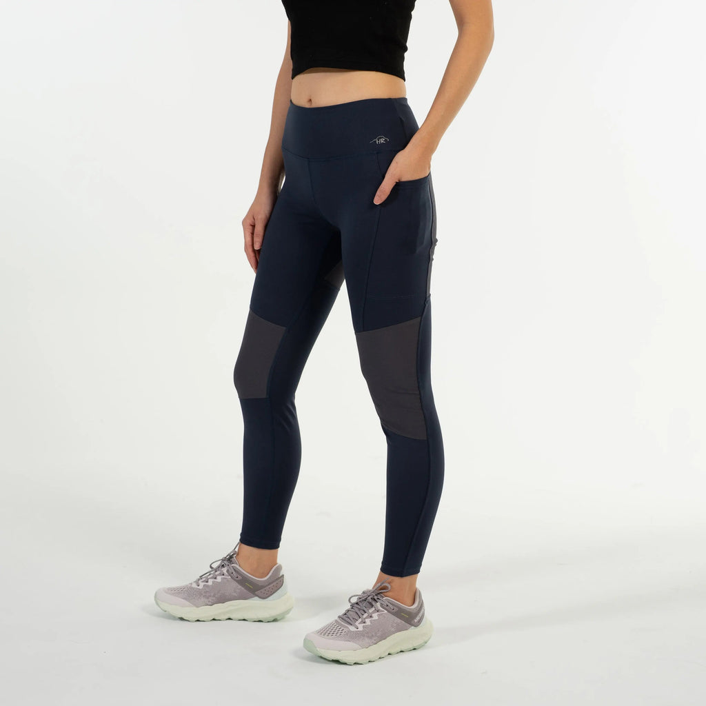 女模特穿著 Scrambler Leggings－ 登山緊身褲