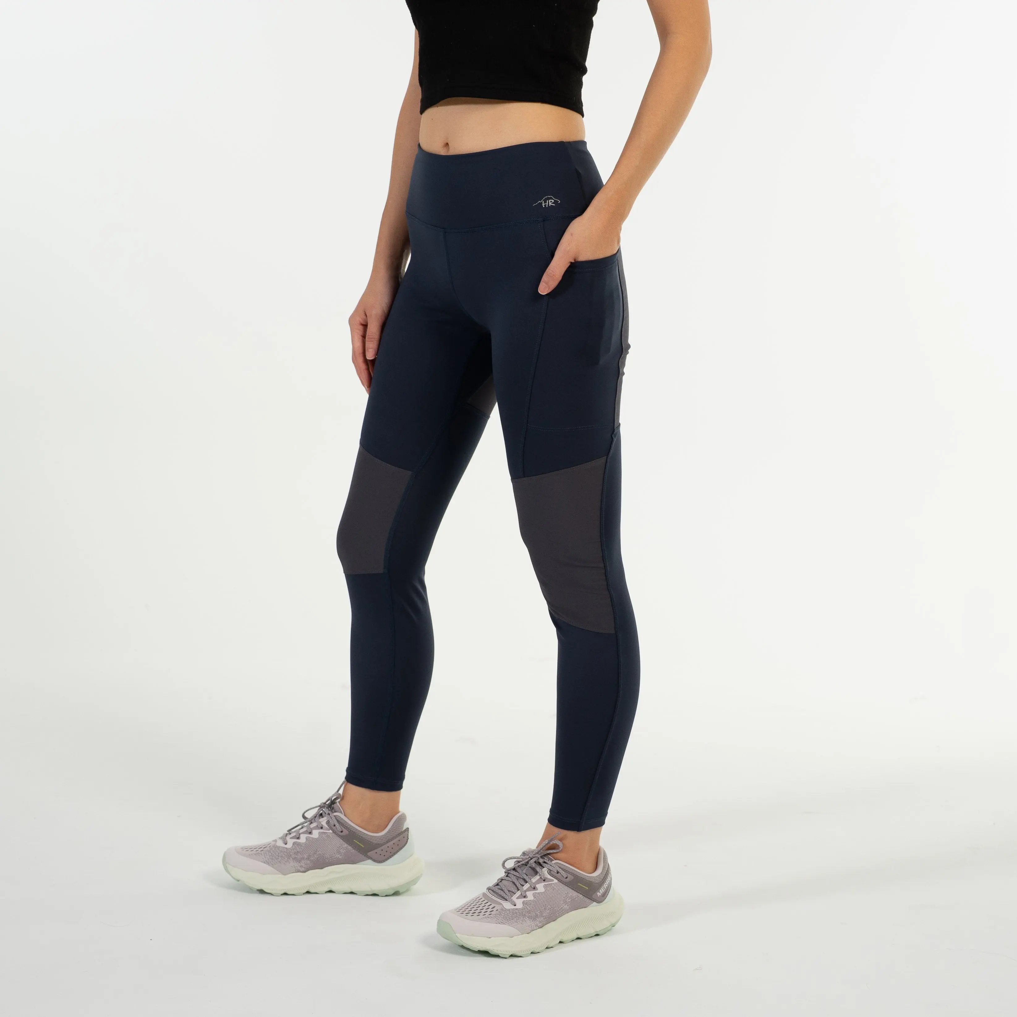 女模特穿著 Scrambler Leggings－ 登山緊身褲