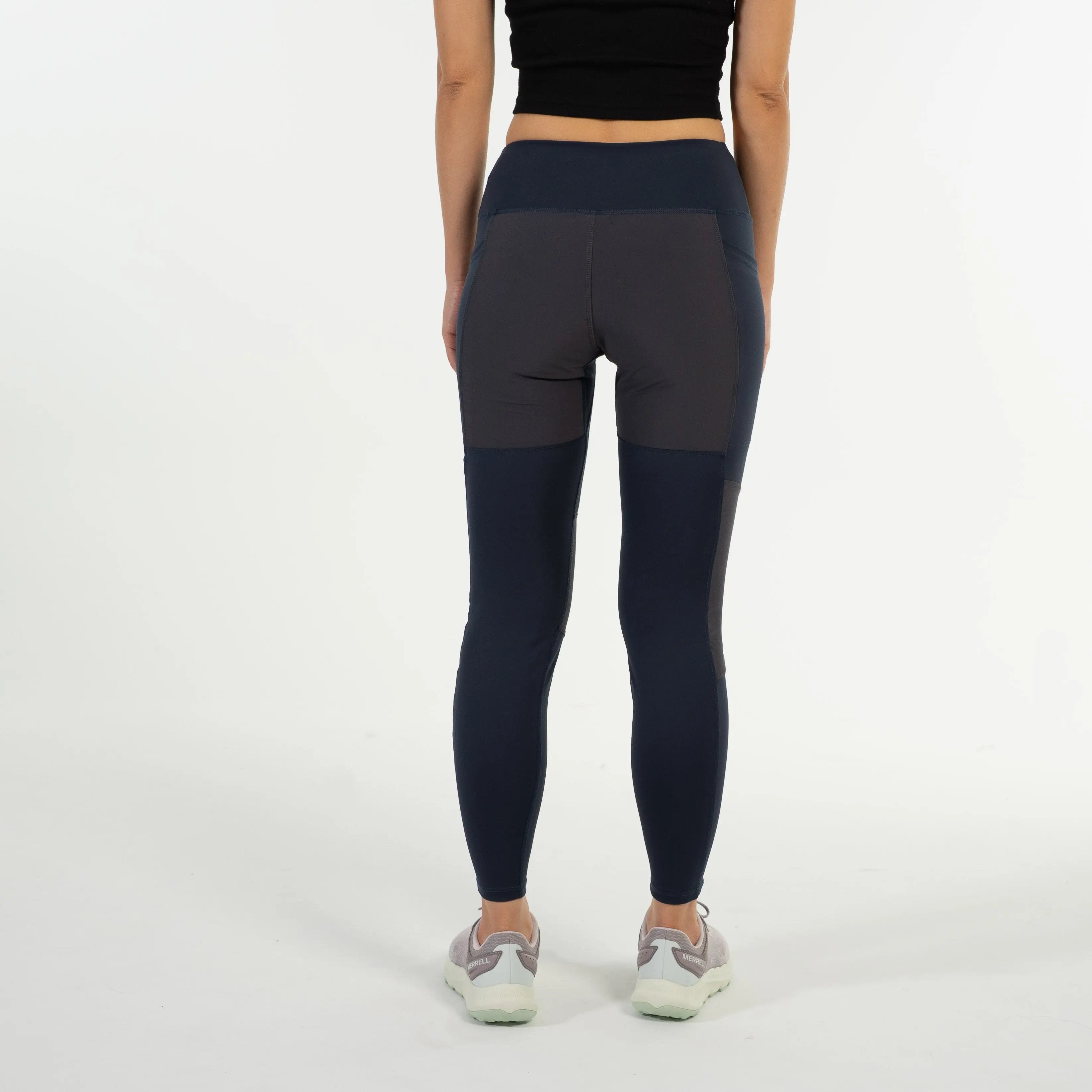 女模特穿著 Scrambler Leggings－ 登山緊身褲