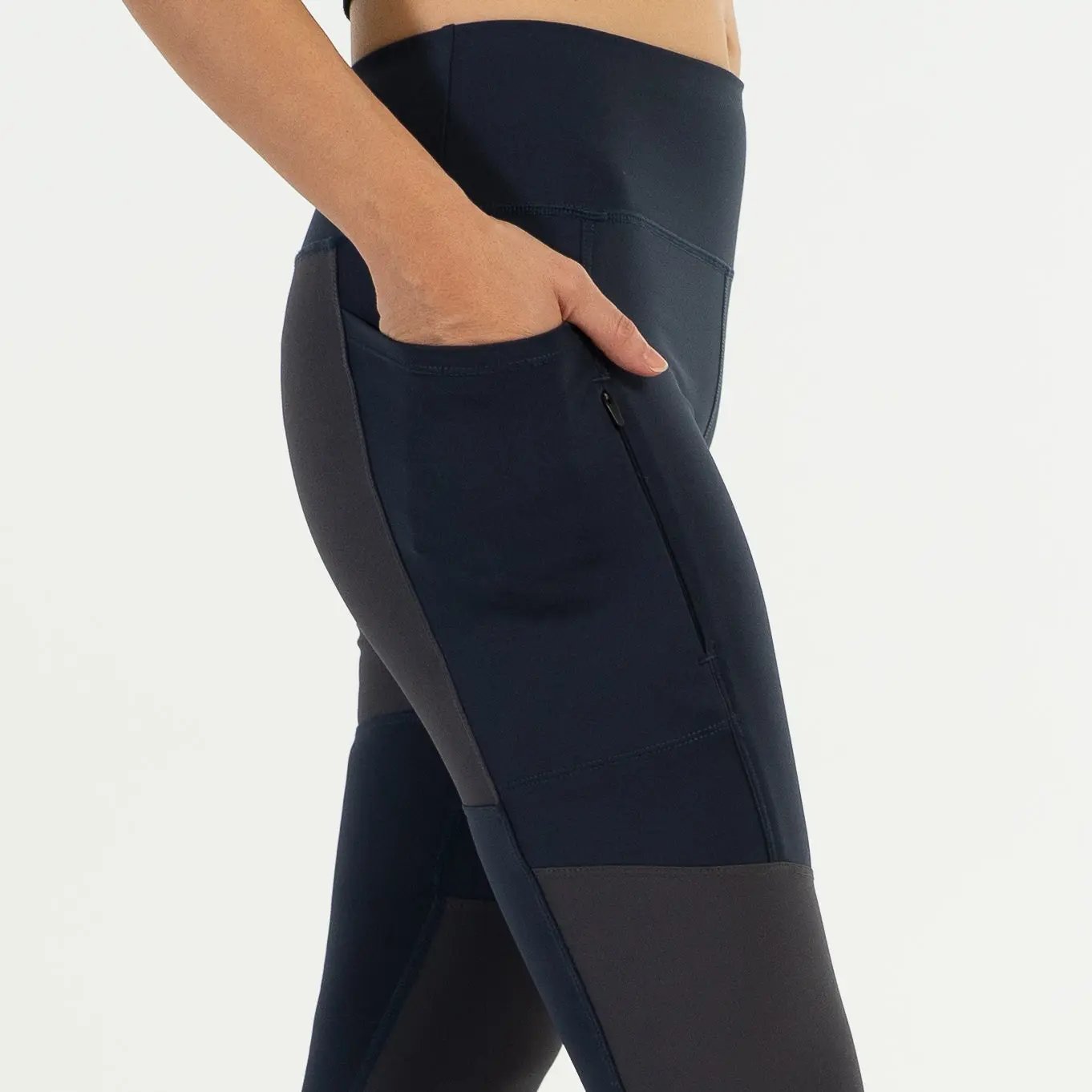 女模特穿著 Scrambler Leggings－ 登山緊身褲