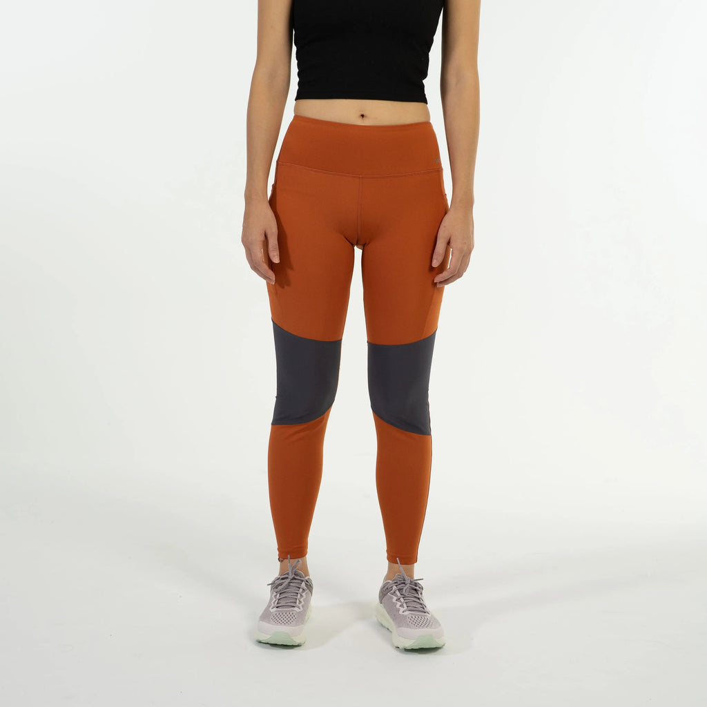 女模特穿著 Scrambler Leggings－ 登山緊身褲