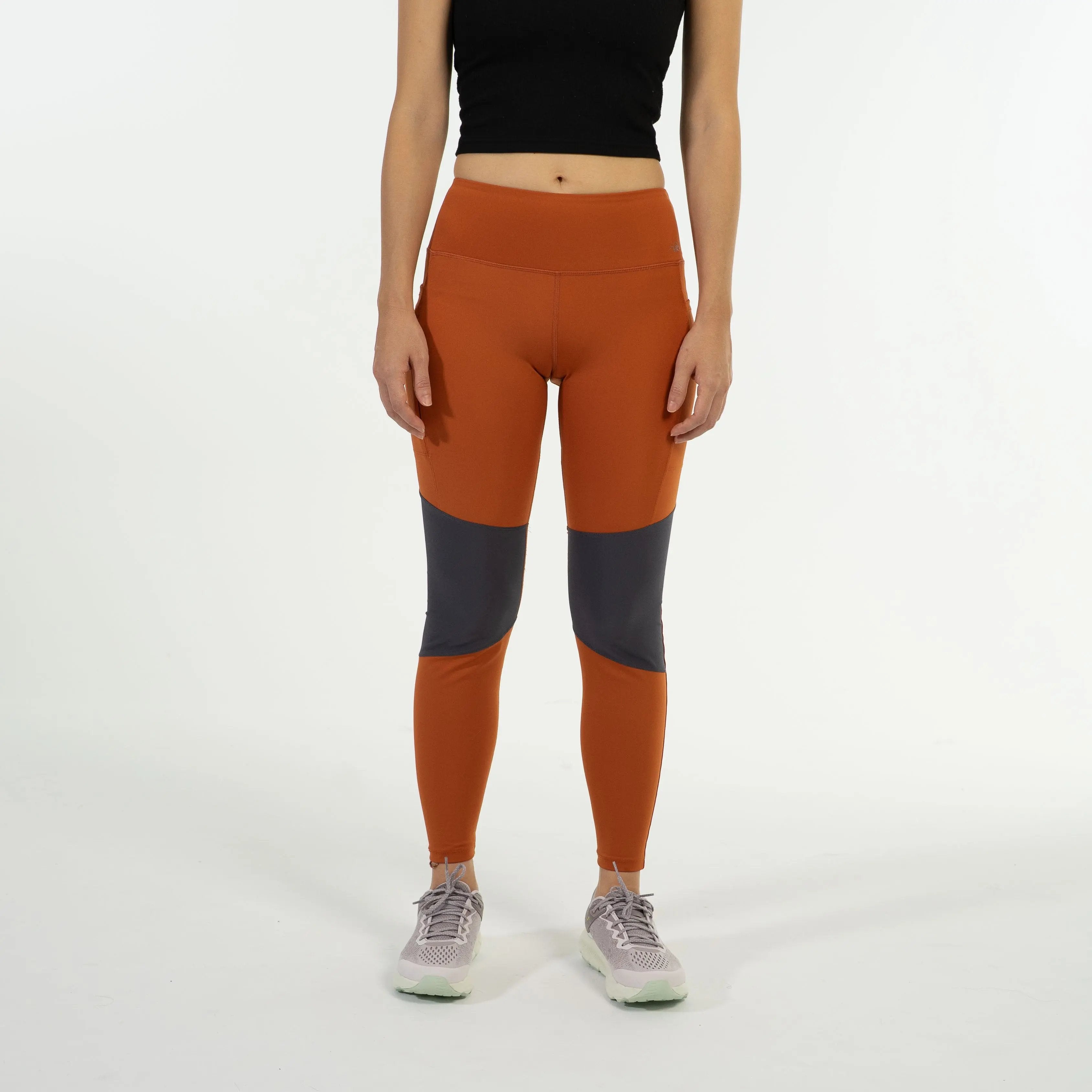 女模特穿著 Scrambler Leggings－ 登山緊身褲
