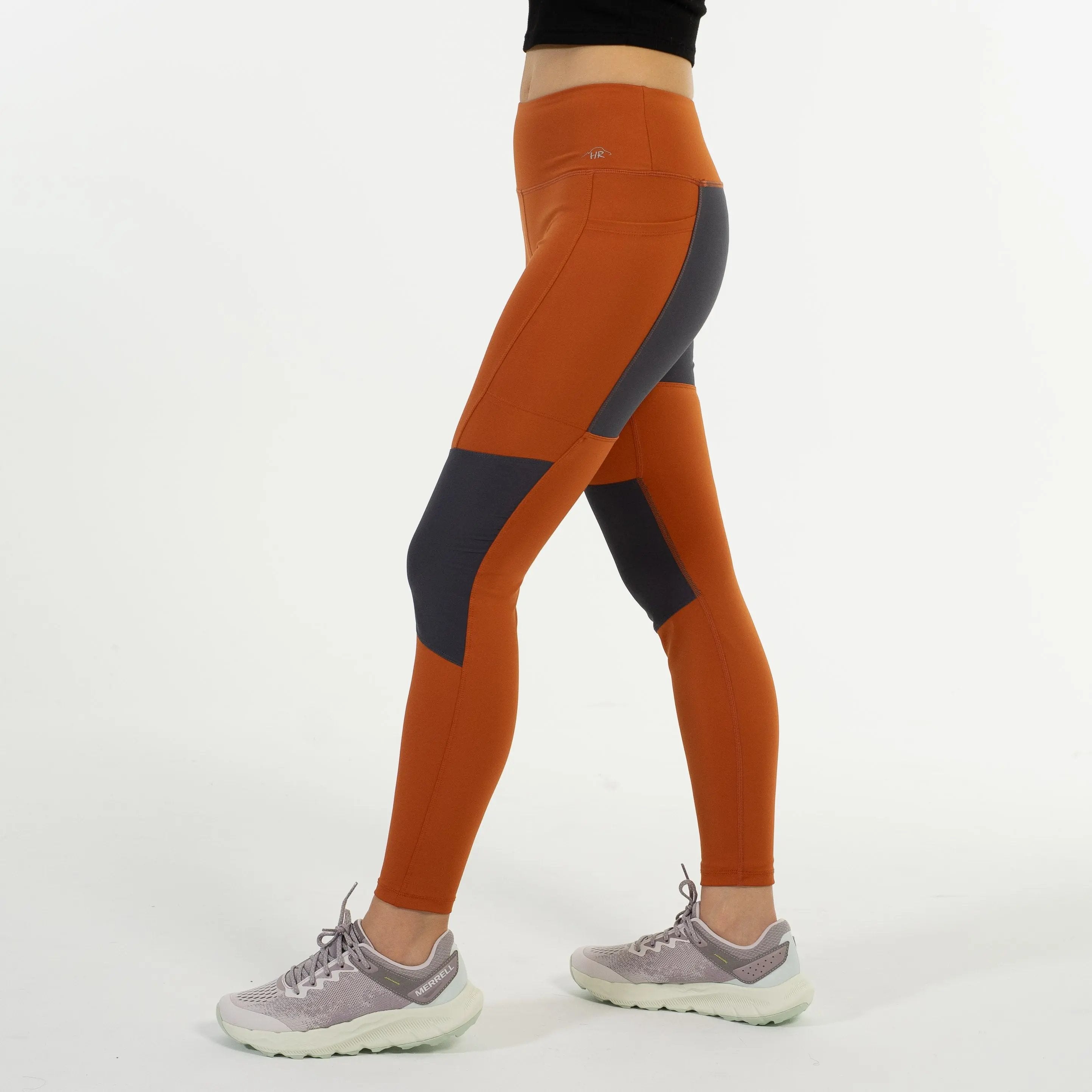女模特穿著 Scrambler Leggings－ 登山緊身褲