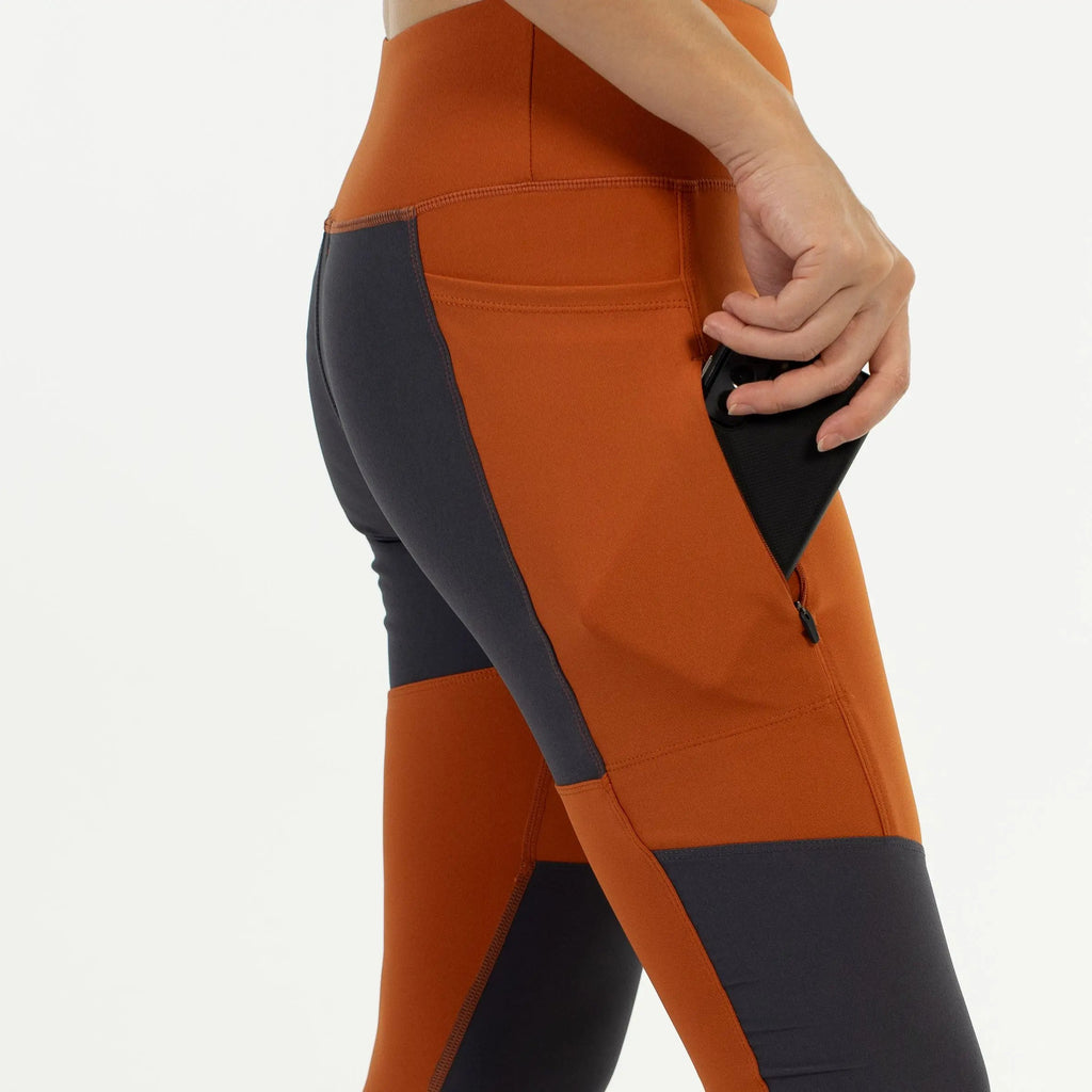 女模特穿著 Scrambler Leggings－ 登山緊身褲