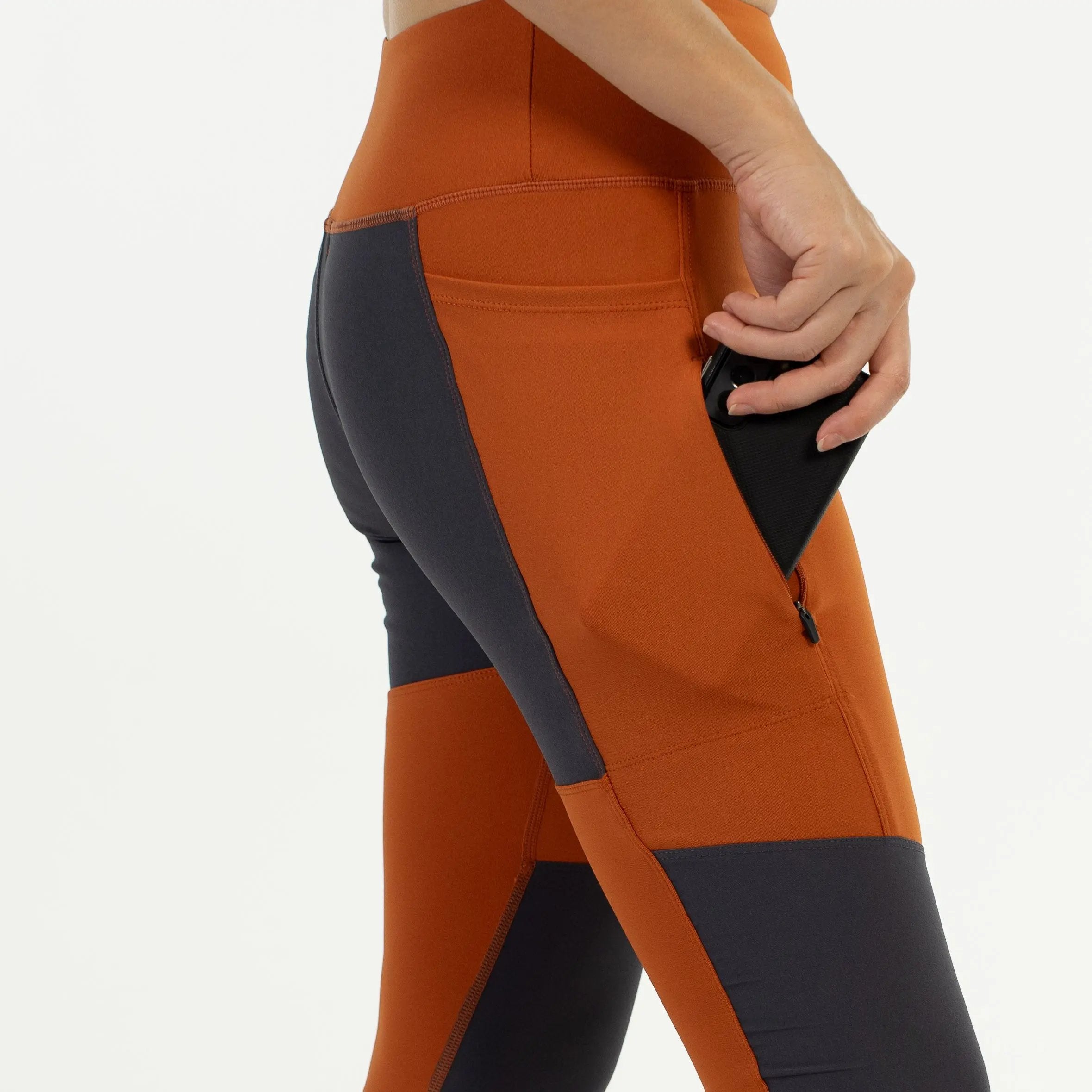 女模特穿著 Scrambler Leggings－ 登山緊身褲