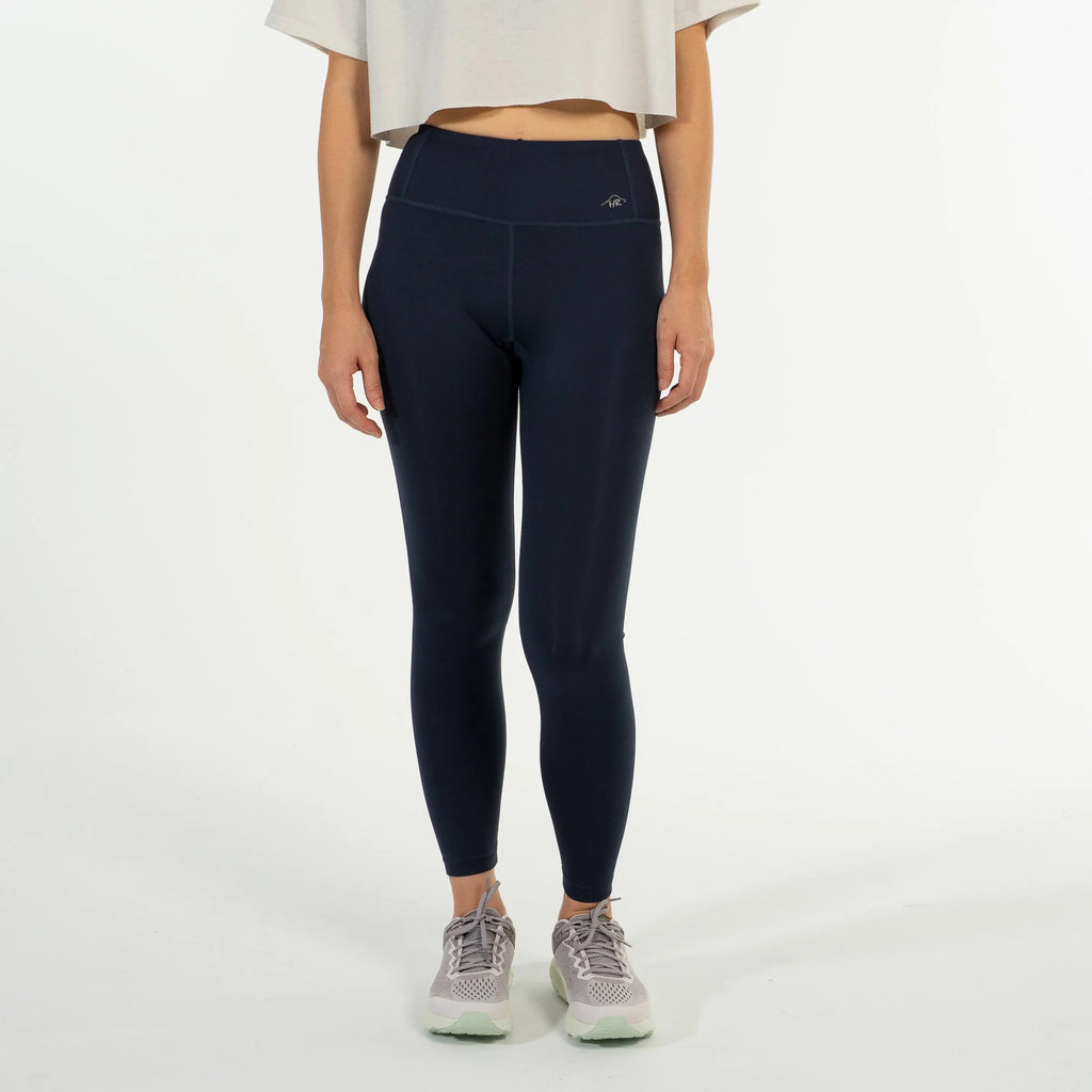 女模特穿著 TrailLite Leggings－ 登山緊身褲