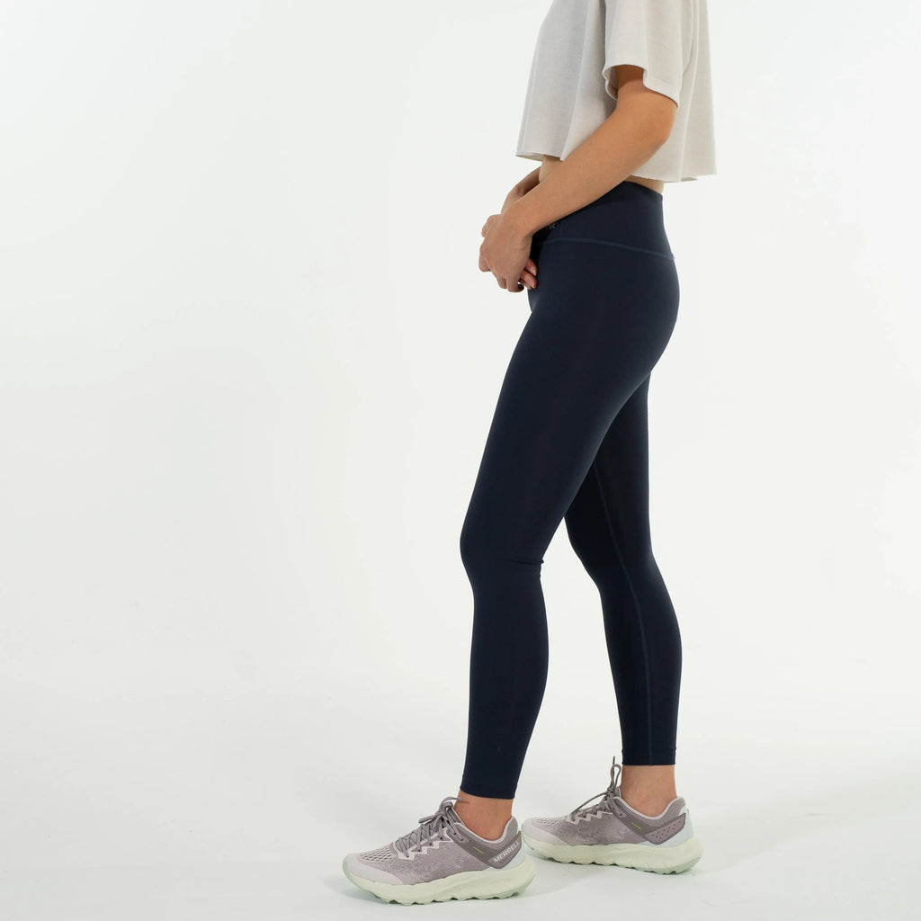 女模特穿著 TrailLite Leggings－ 登山緊身褲