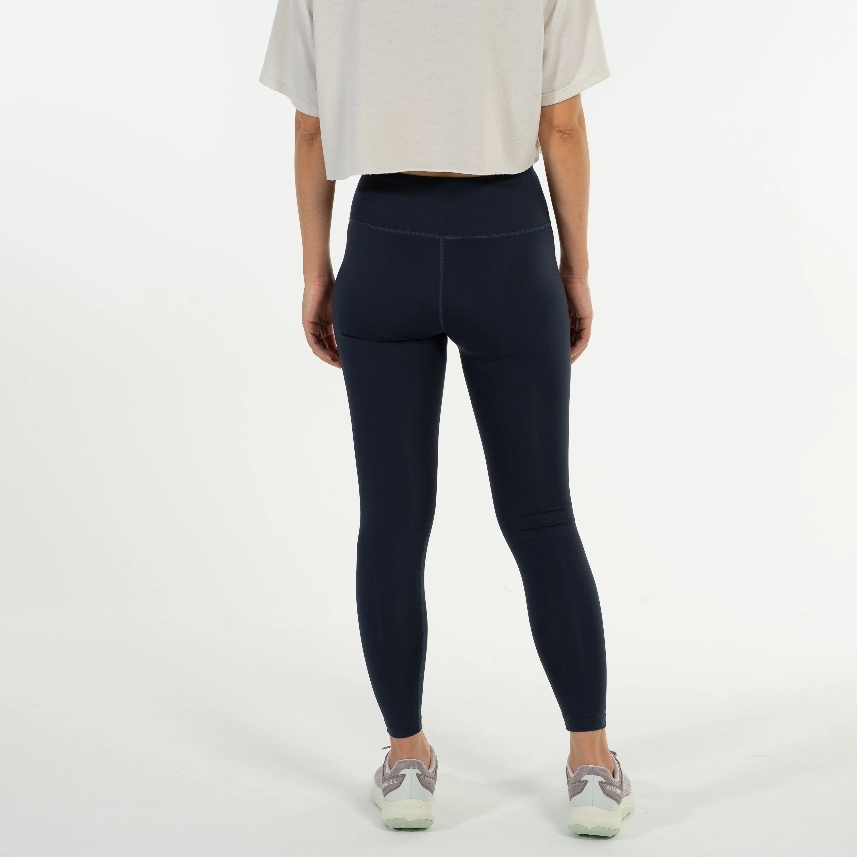 女模特穿著 TrailLite Leggings－ 登山緊身褲