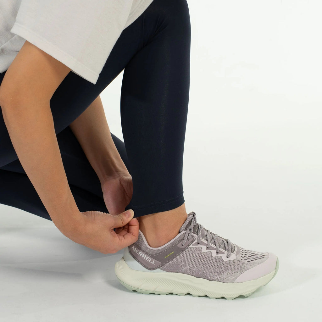 女模特穿著 TrailLite Leggings－ 登山緊身褲