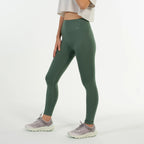 女模特穿著 TrailLite Leggings－ 登山緊身褲