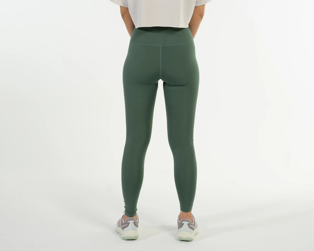 女模特穿著 TrailLite Leggings－ 登山緊身褲