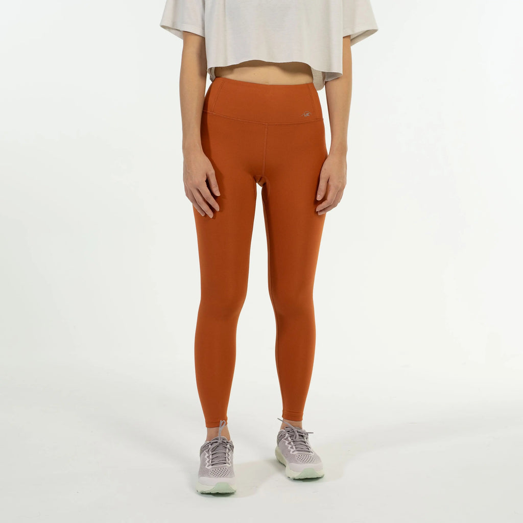 女模特穿著 TrailLite Leggings－ 登山緊身褲