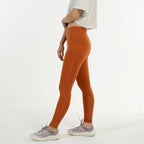 女模特穿著 TrailLite Leggings－ 登山緊身褲