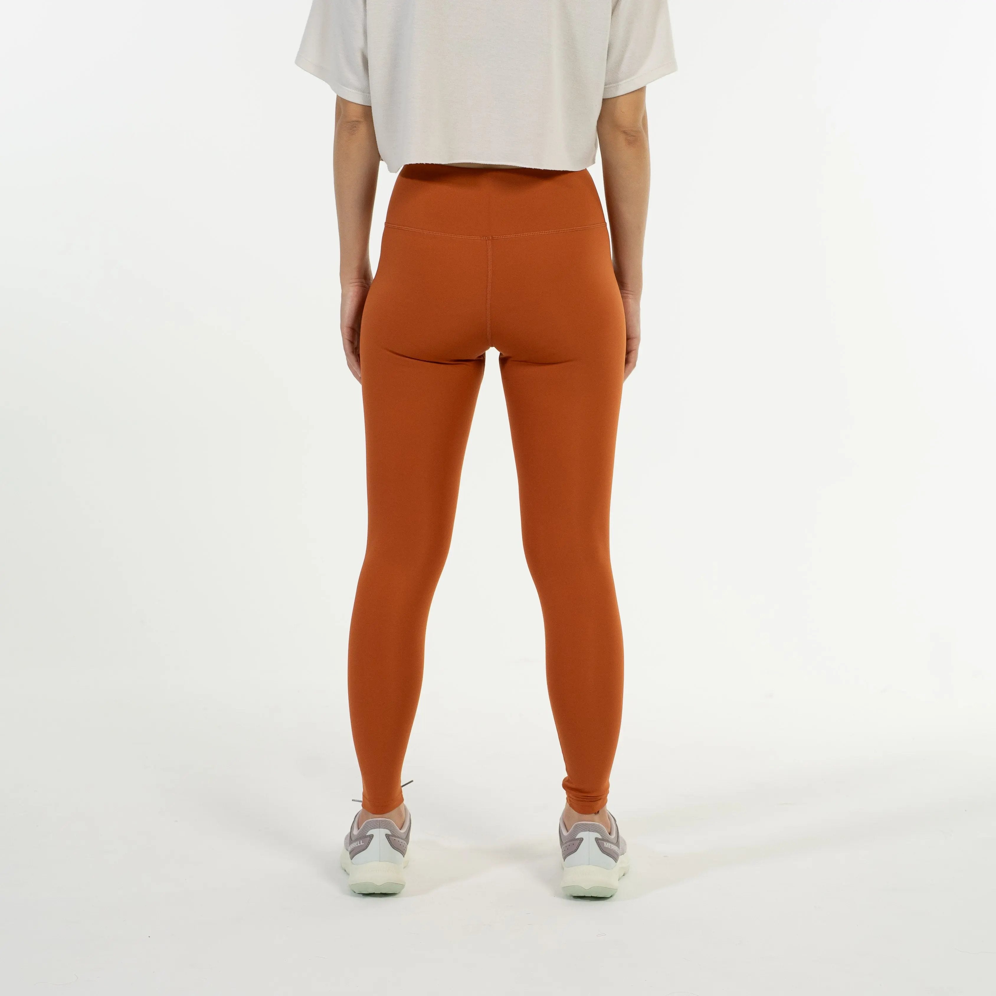 女模特穿著 TrailLite Leggings－ 登山緊身褲