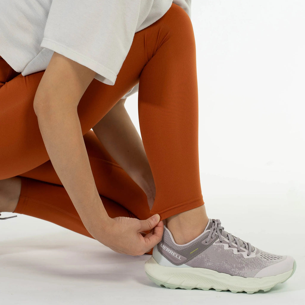 女模特穿著 TrailLite Leggings－ 登山緊身褲