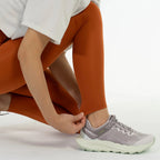 女模特穿著 TrailLite Leggings－ 登山緊身褲