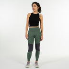 女模特穿著 Scrambler Leggings－ 登山緊身褲